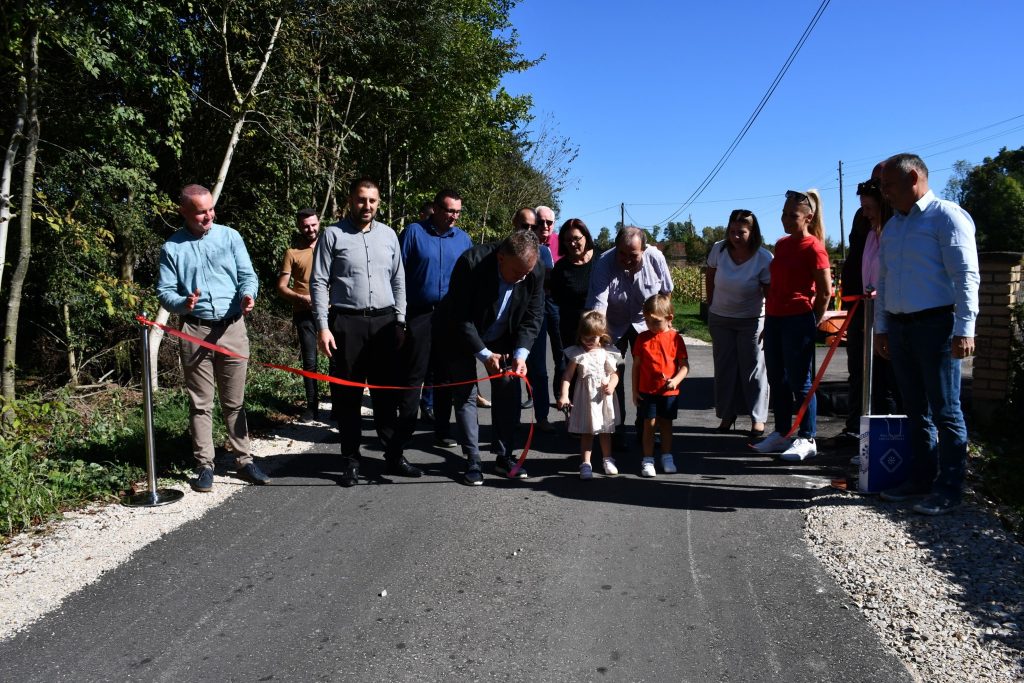 Otvorena novih 830 metara asfaltiranog puta u Kozincima