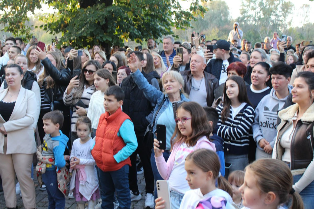Pored Save i biste Envera Šiljka Gradiška pjevala za Halida