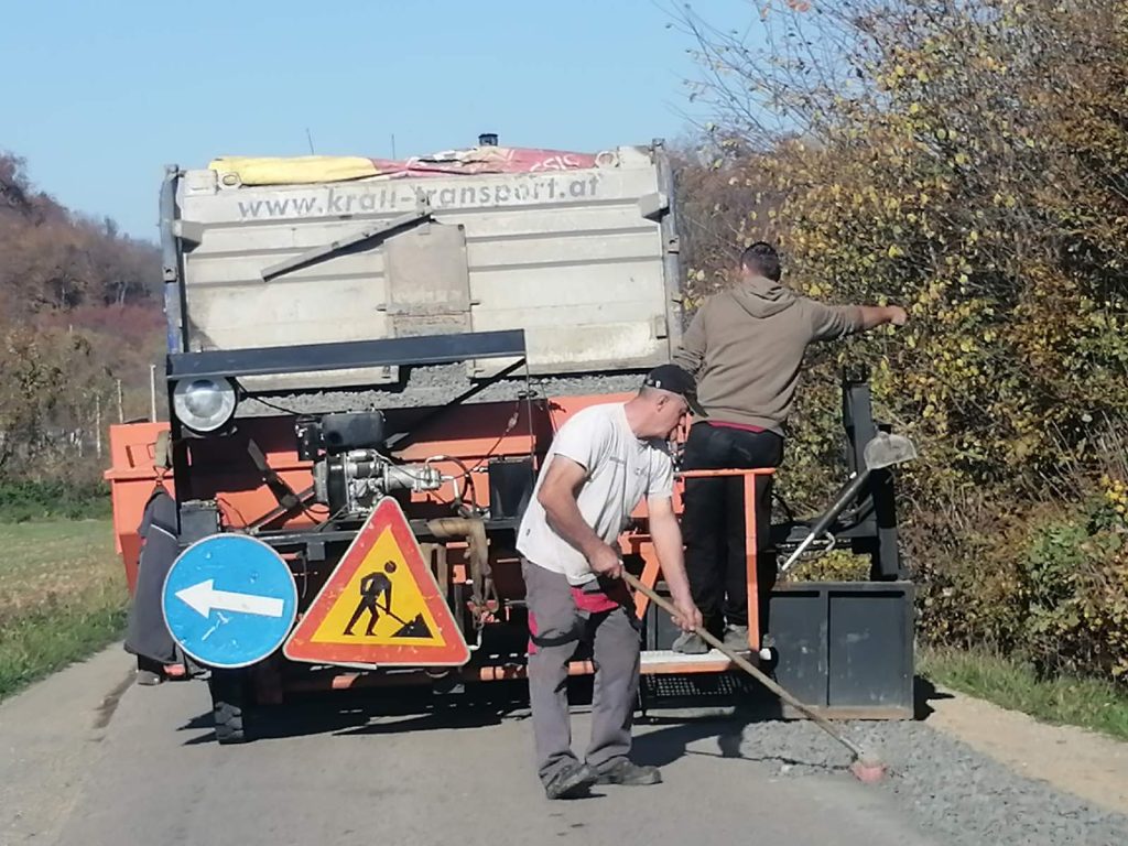 Foto vijest: Nasipanje bankina u Jablanici