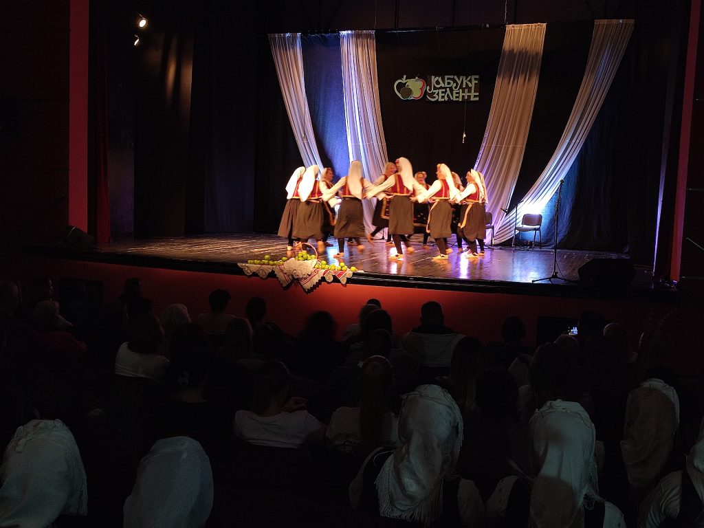 Održan Festival “Tri jabuke zelene”