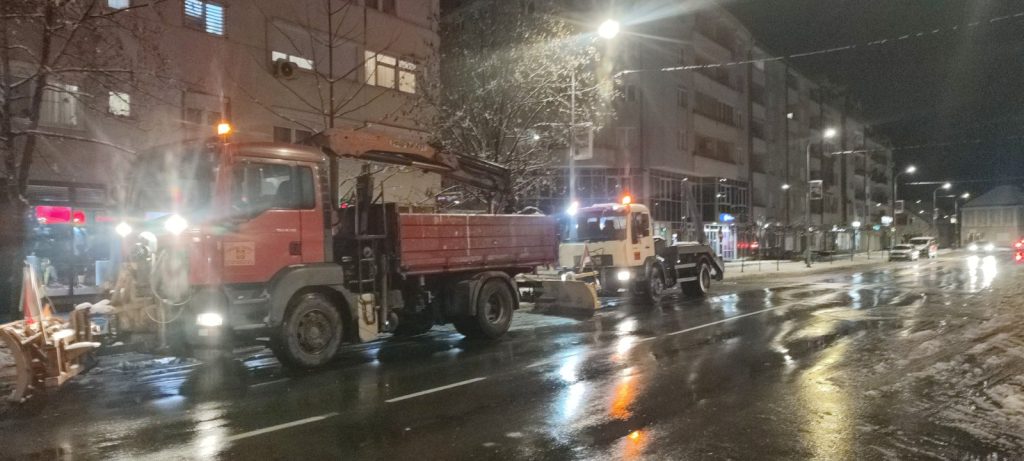 Ekipe Zimske službe na terenu i u večernjim satima.