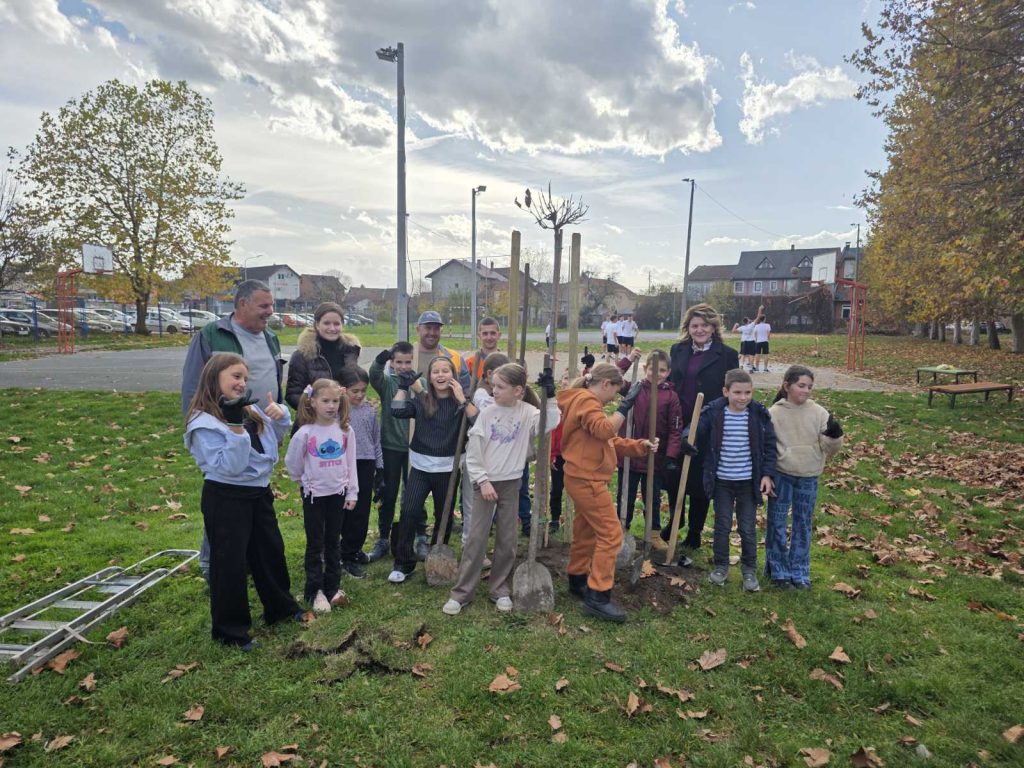 Na zahtjev nastavnika i učenika ekološke sekcije OŠ “Vasa Čubrilović”, Gradska čistoća Gradiška podržala je akciju sadnje drveća i cvijeća u školskom dvorištu.