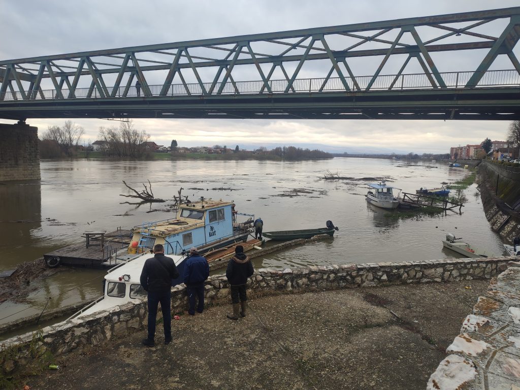 Vodostaj Save u naglom porastu, rijeka nosi velike količine naplavina i stabala