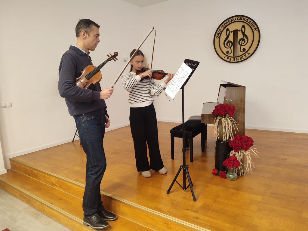 Profesor Nikola Aleksić održao čas učenicima gradiške muzičke škole