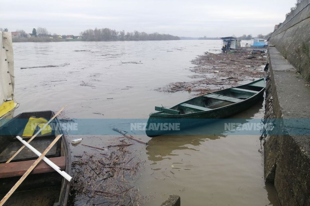 Raste Sava kod Gradiške