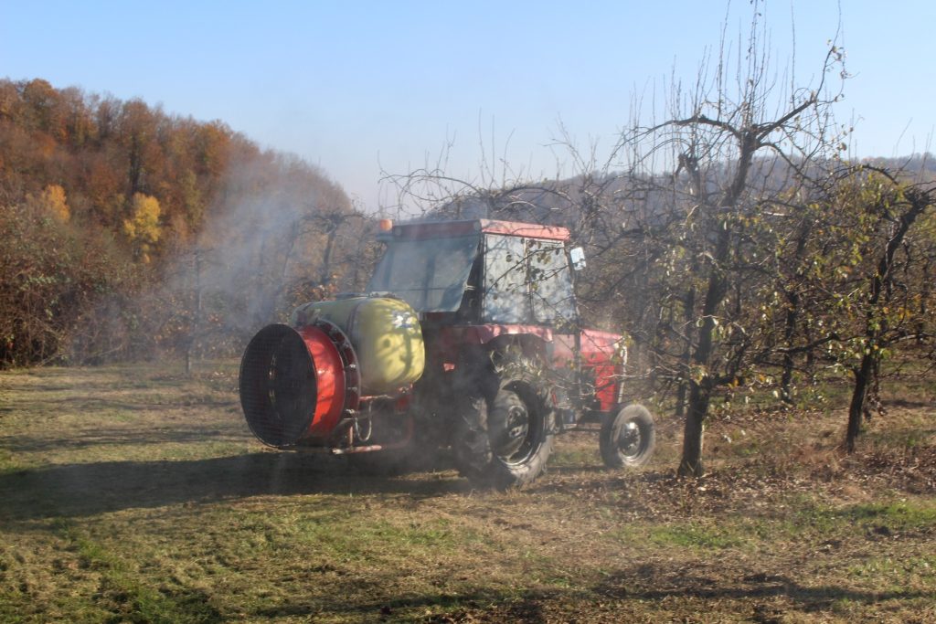 Poslije berbe, počelo plavo prskanje u voćnjacima