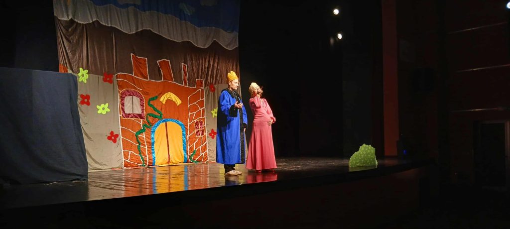 Članovi Dječijeg pozorišta „Jelenica“ iz Beograda danas su u Kulturnom centru Gradiška odigrali pozorišnu predstavu „Zlatokosa i princ“