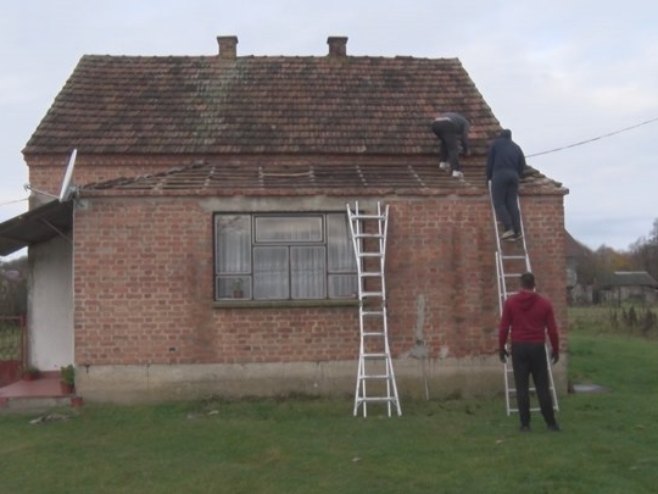 Pripadnici Žandarmerije koleginici iz Gradiške pomogli da zimu dočeka u toplijem domu