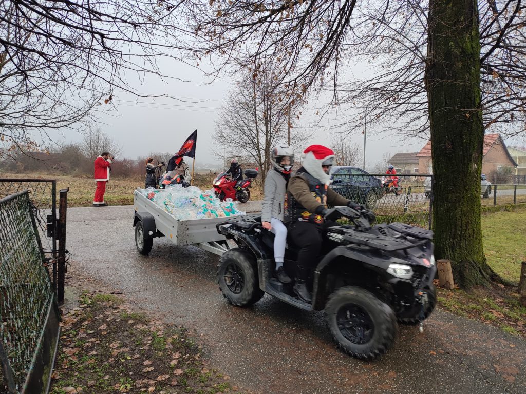 „Moto Amigosi“ paketićima obradovali učenike lijevčanskih škola