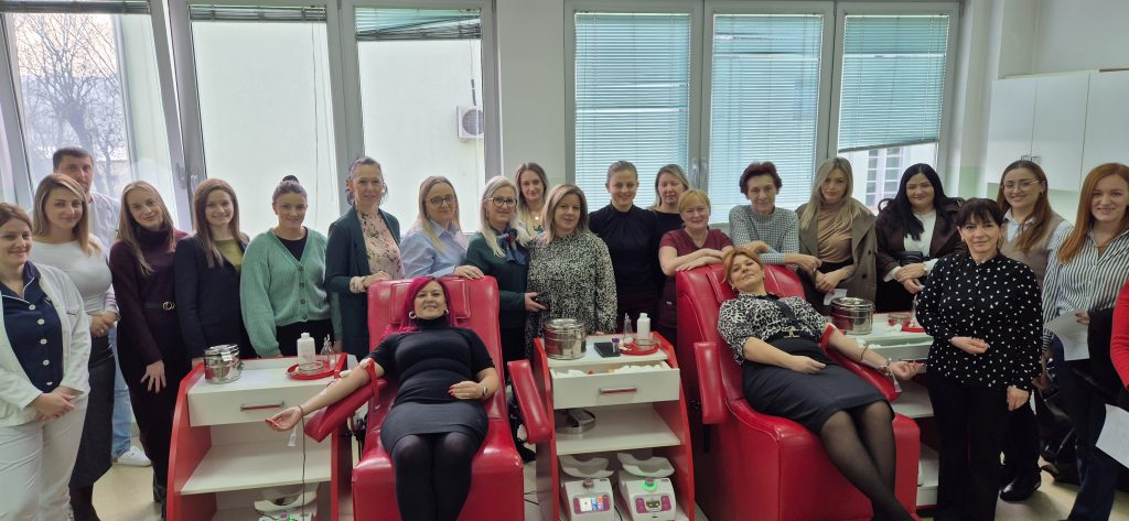 Članice Aktiva žena SNSD-a Gradiška dale krv