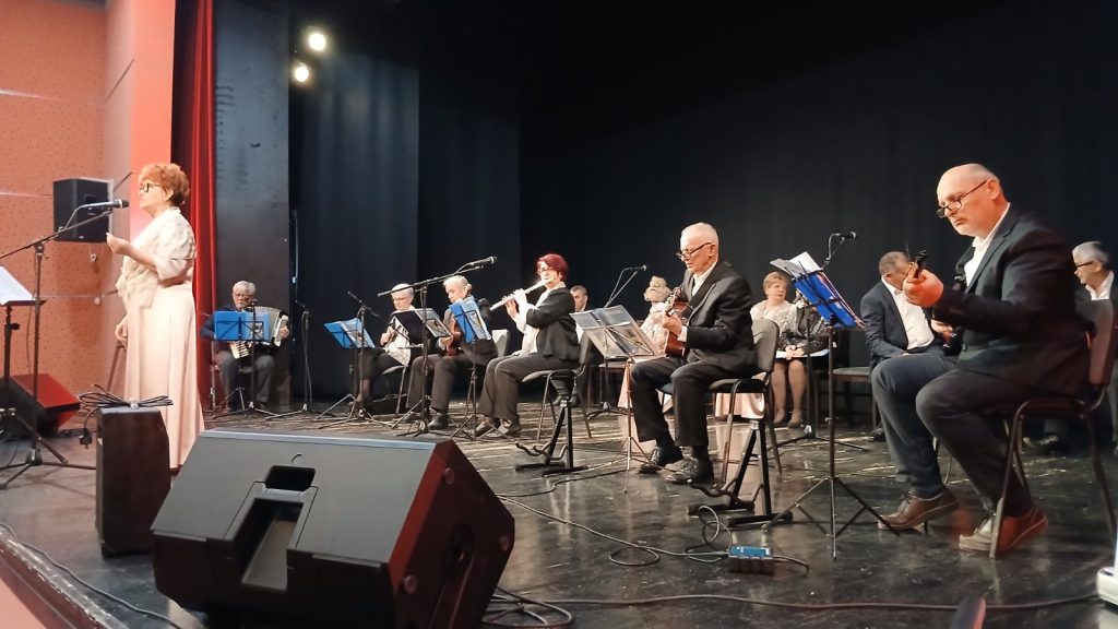 Gradiška publika uživala u koncertu „Veče uz pjesmu“