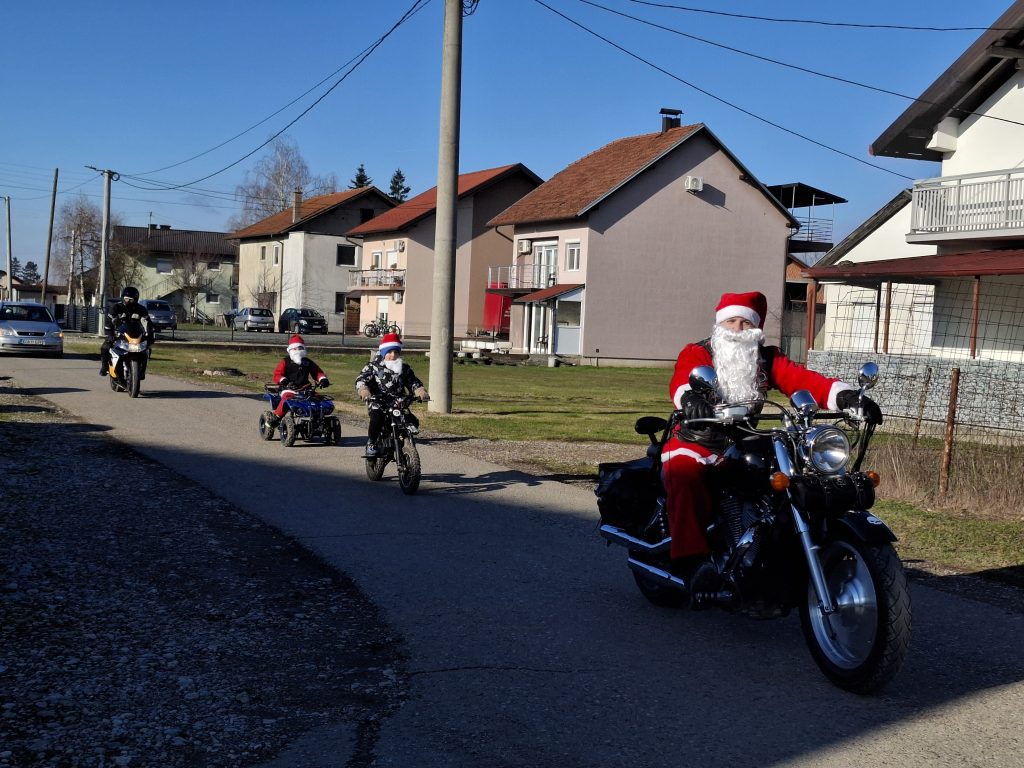Moto klub “Vremeplov” doniorao novogodišnje paketiće članovima Udruženja “Duga” (FOTO)