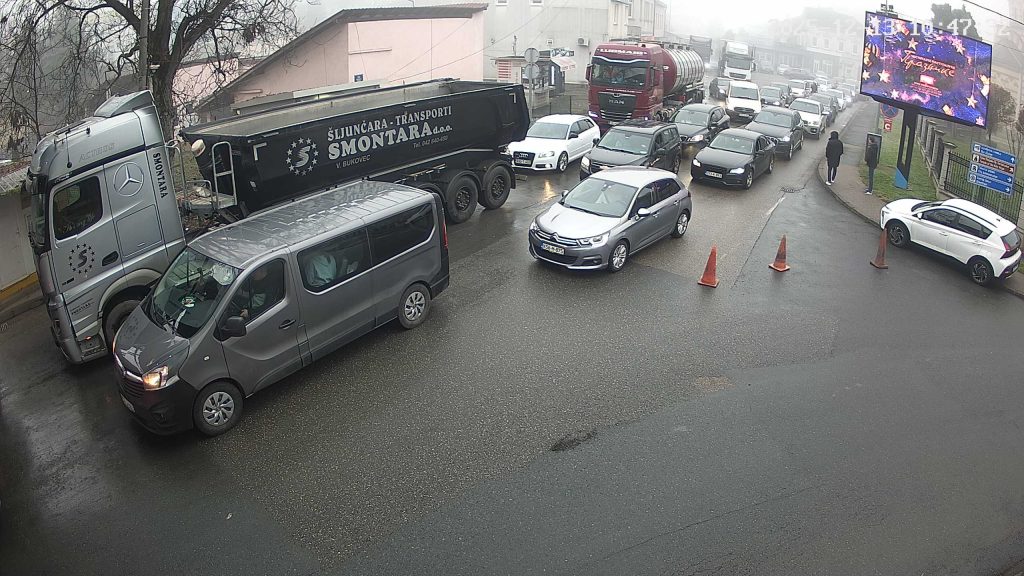 Gužve na graničnim prelazima Gradiška i Gradina
