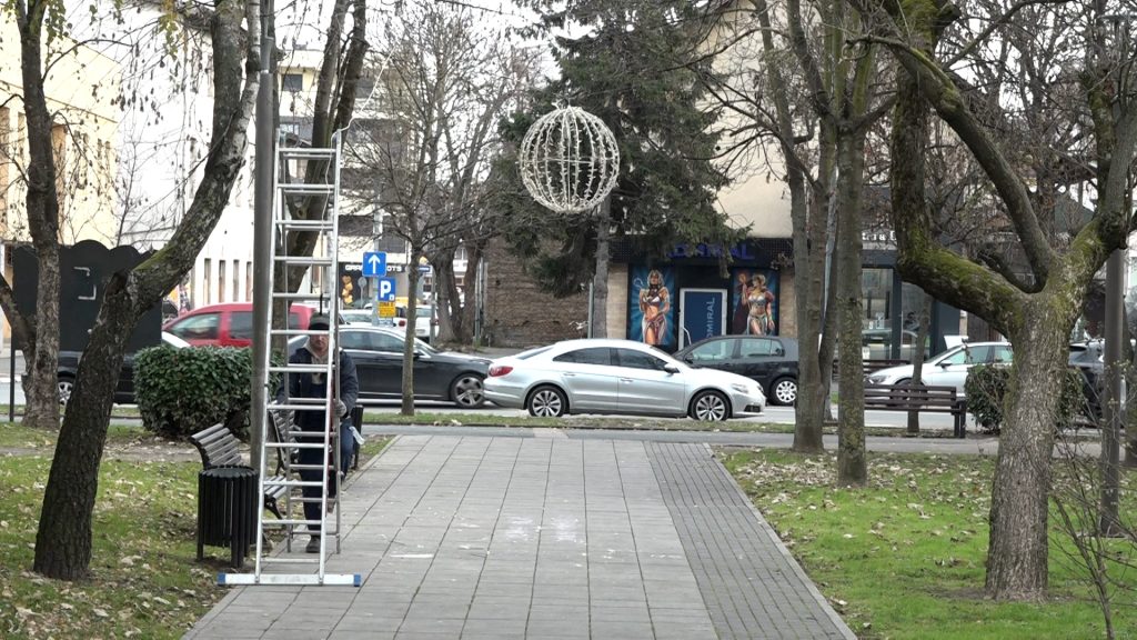 Počelo novogodišnje ukrašavanje Gradiške