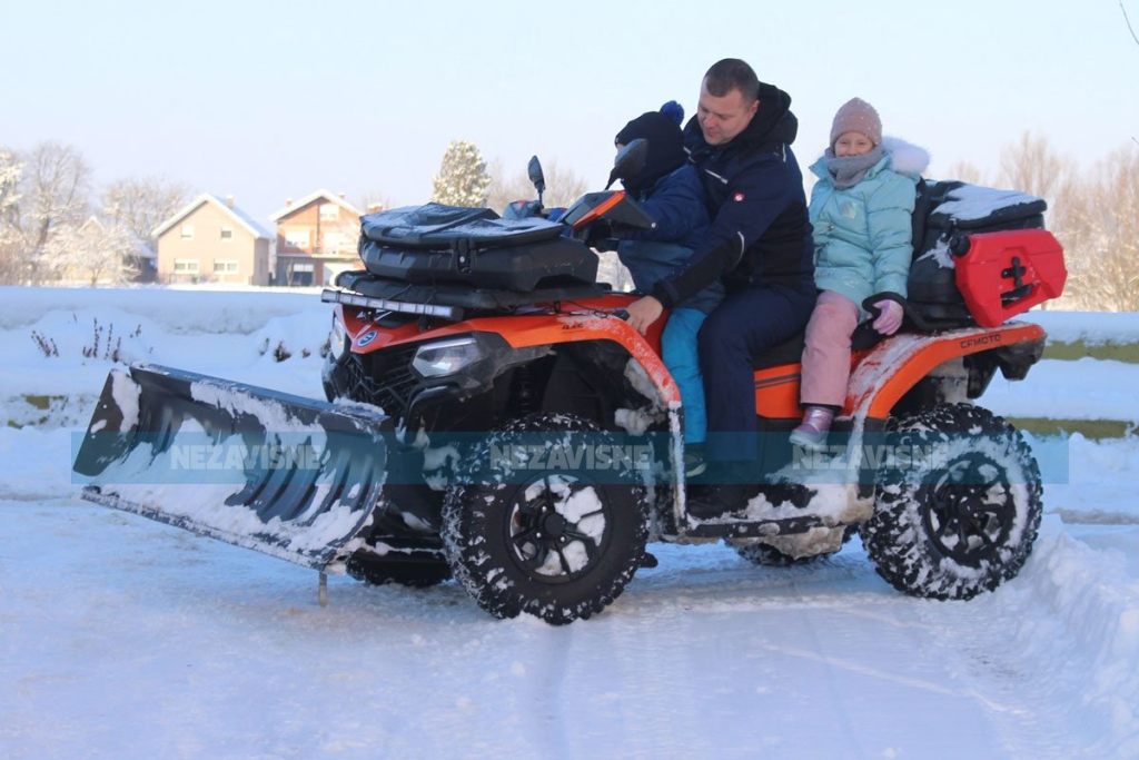 Srđan Ilić pomaže komunalcima i uveseljava djecu
