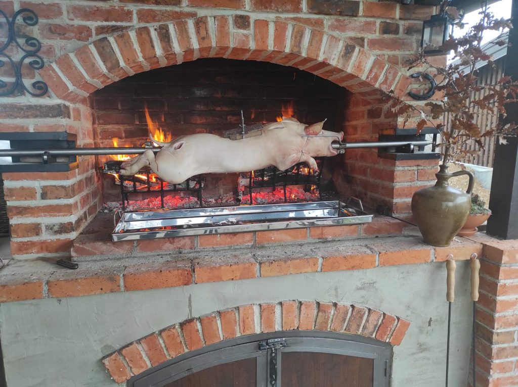 Na Badnji dan se peče božićna pečenica