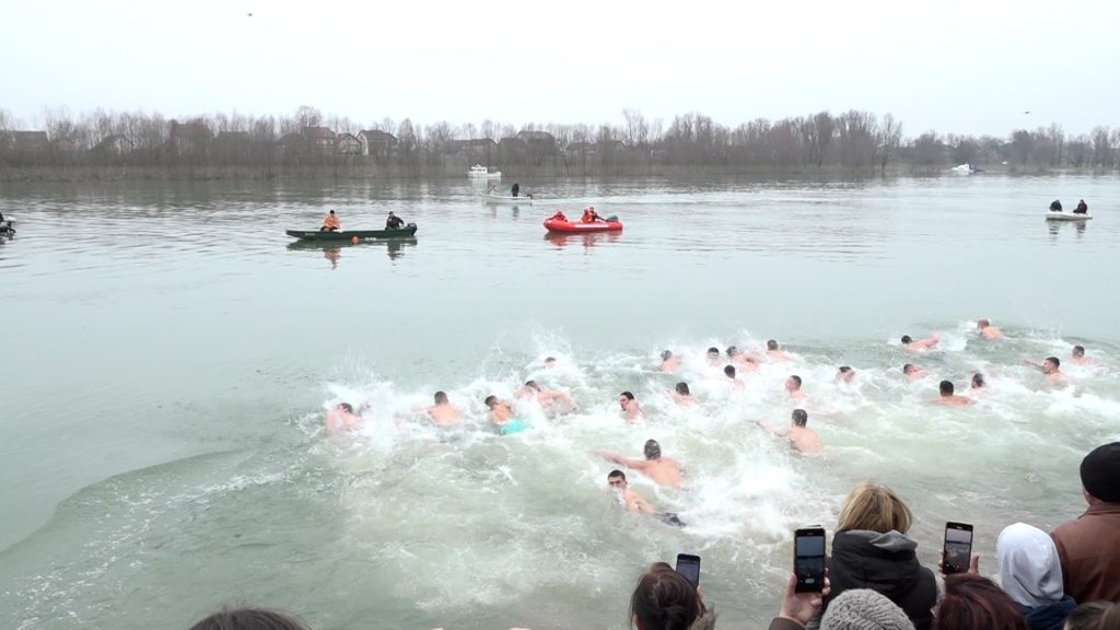U toku prijave za plivanje za Časni krst u Gradišci