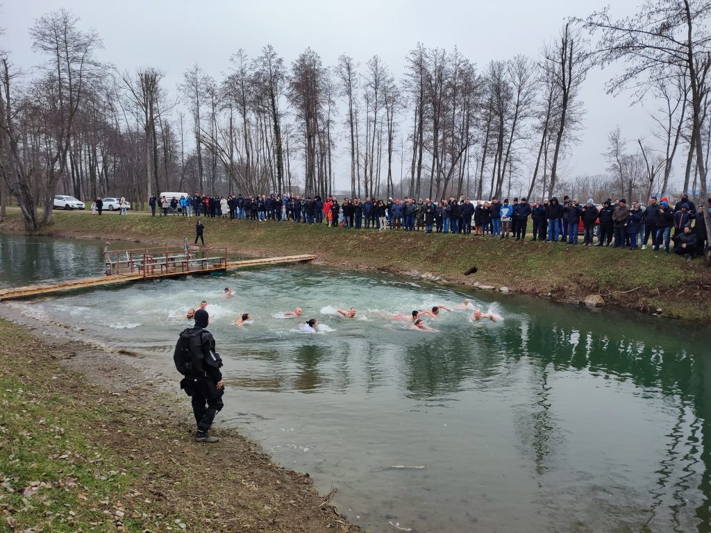 Bogojavljensko plivanje za Časni krst u Vrbaškoj