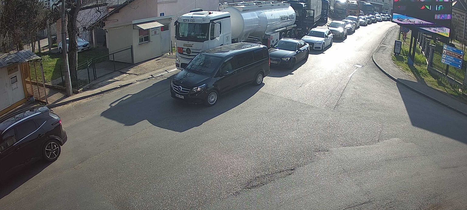 Duge kolone vozila na više graničnih prelaza