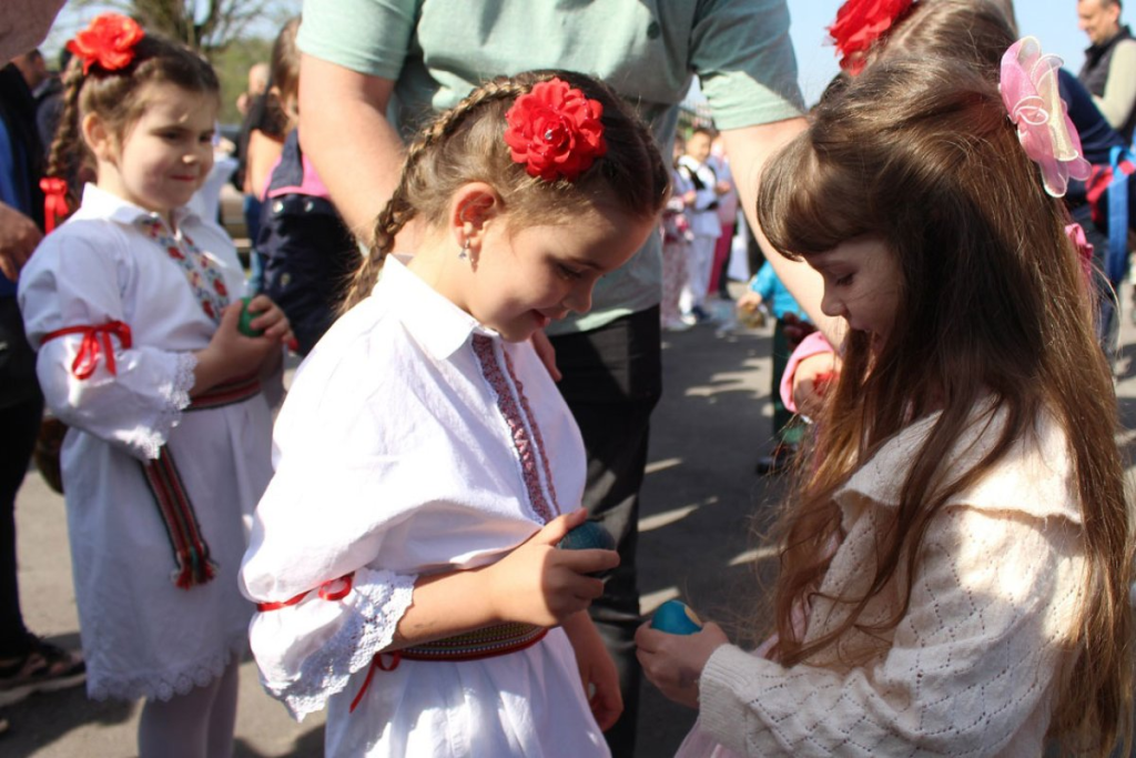 Vaskršnje svečanosti u Bakincima: Djeca u kolu, stariji u publici (FOTO)