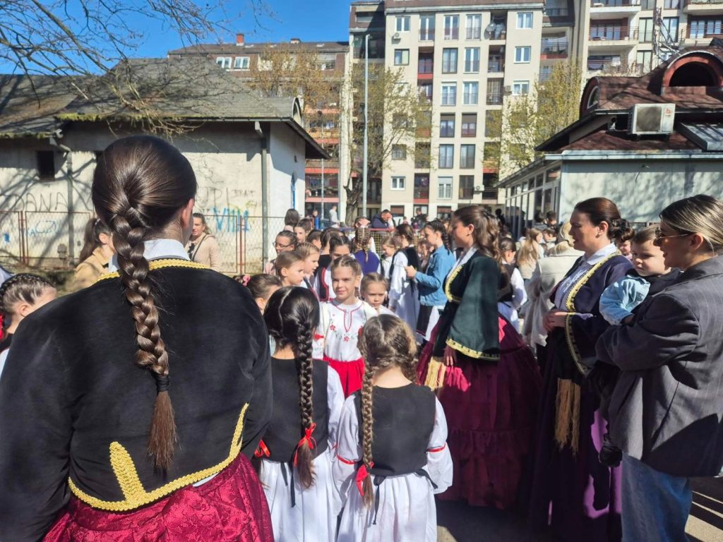 Djeca, učenici osnovnih i srednjih škola, okupila su se ispred Osnovne škole „Danilo Borković“, u radosnoj i svečanoj atmosferi.