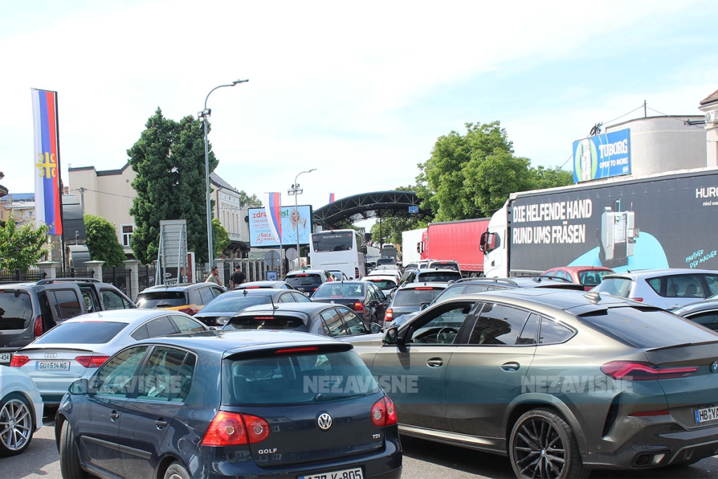 Nevjerovatni prizori iz Gradiške: Grad pod okupacijom vozila i putnika (FOTO)