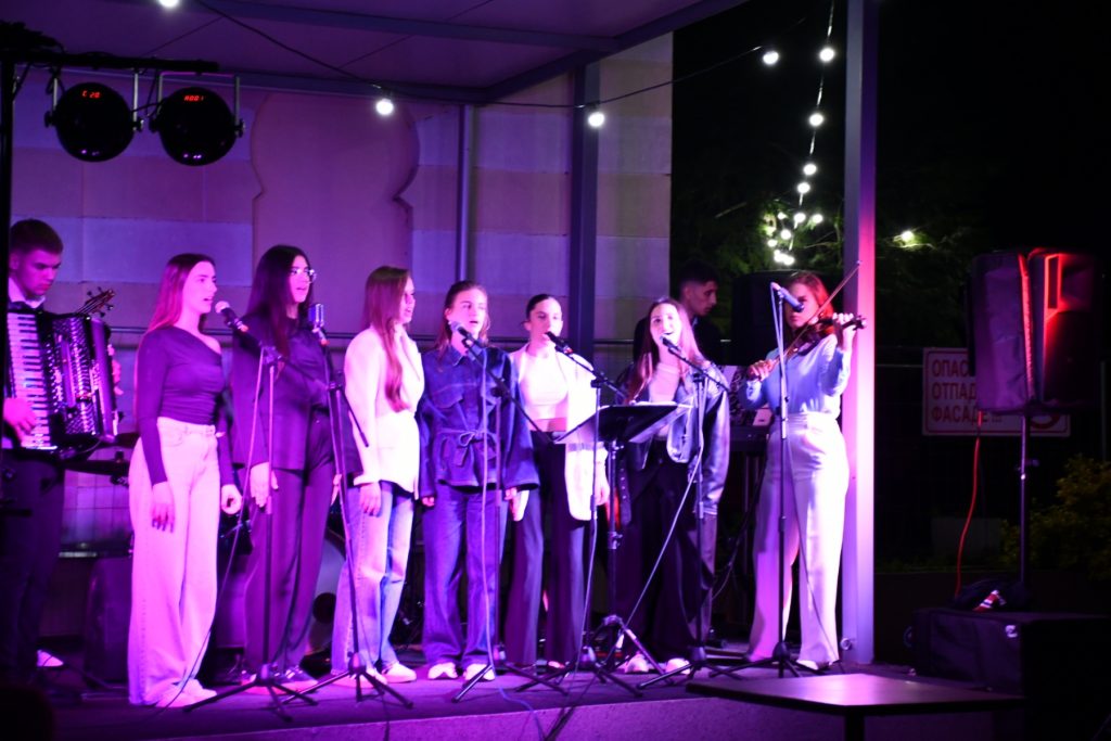 Na ljetnoj pozornici Zavičajnog muzeja u Gradišci održan je koncert Muzičke grupe Gimnazije Gradiška.
