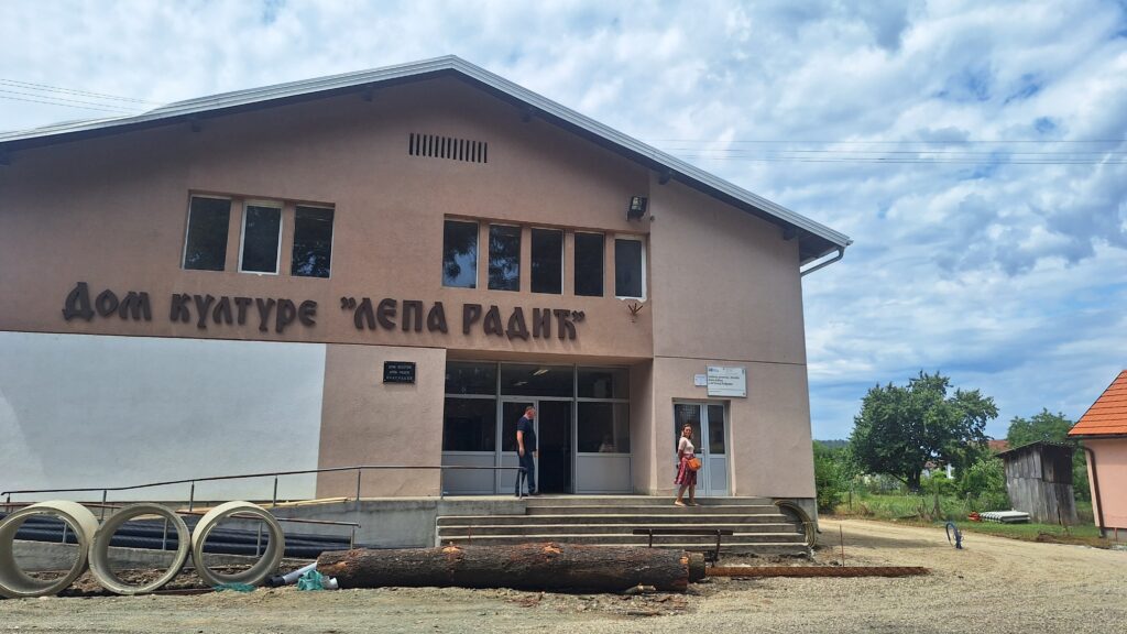 Vanjsko uređenje Doma kulture „Lepa Radić“ u Gornjim Podgradcima